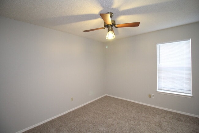 Building Photo - Spacious 3BR/2BA Gulf Breeze Home with Vau...