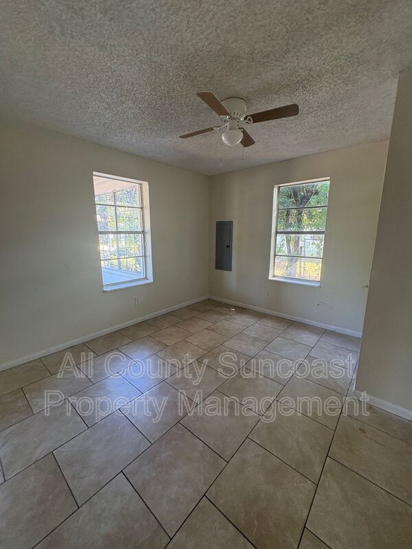 Building Photo - 2134 Saxon St
