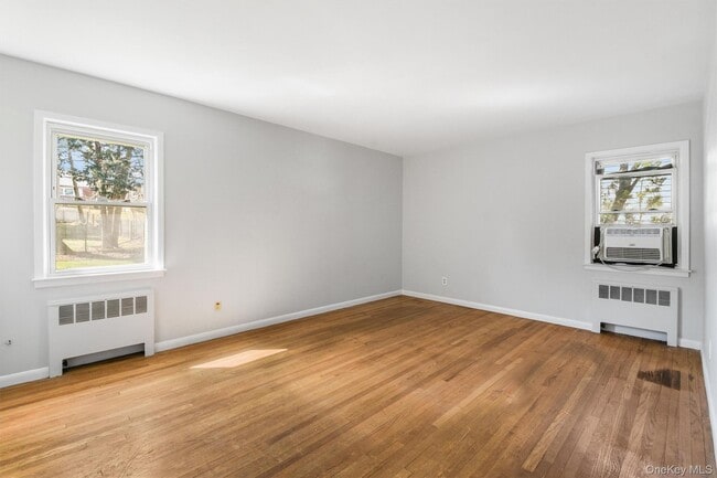 Building Photo - 846 Hartsdale Rd