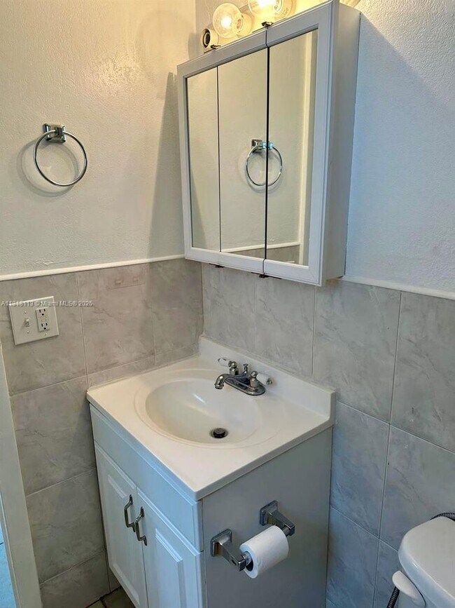 Building Photo - 3905 SW 78th Ct