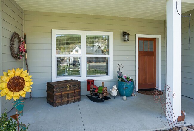 Building Photo - Beautiful Dover Bay Home