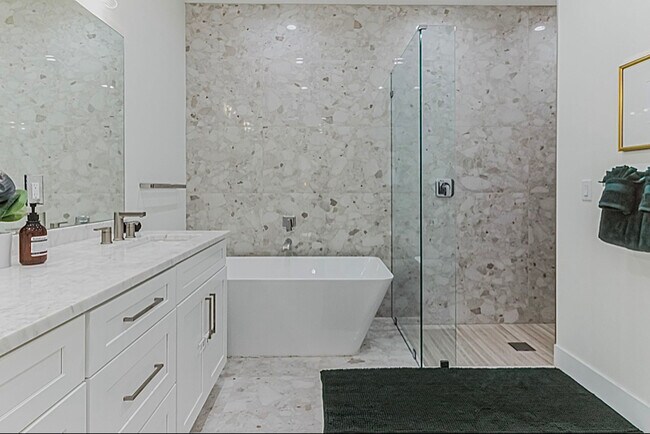 Building Photo - 436 Monroe Dr