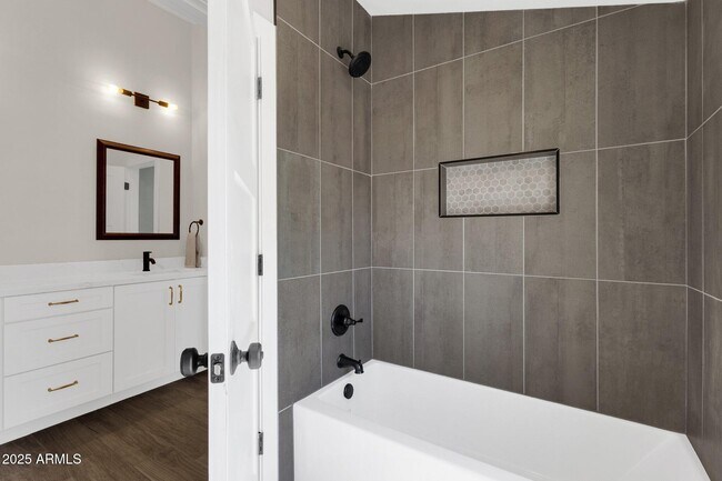 Building Photo - 856 W Quail Cir