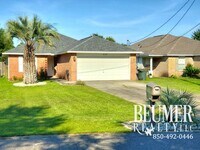 Building Photo - 3 bedroom 2 bath home with Beautiful Backyard