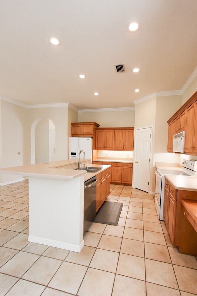 Building Photo - 4404 SW 91st Dr