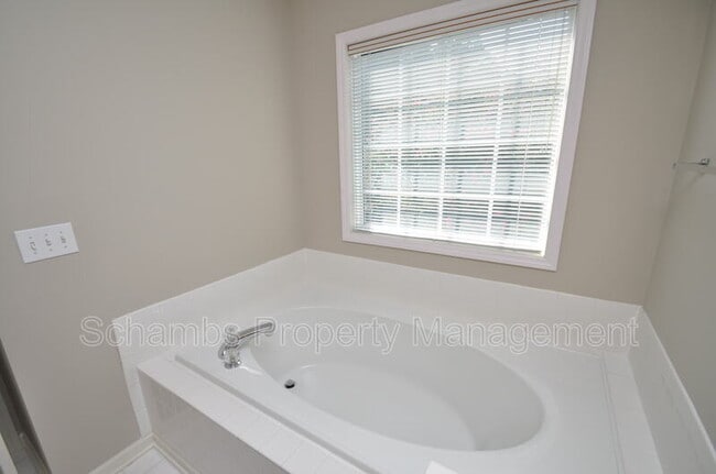 Building Photo - 2307 Fordcrest Dr