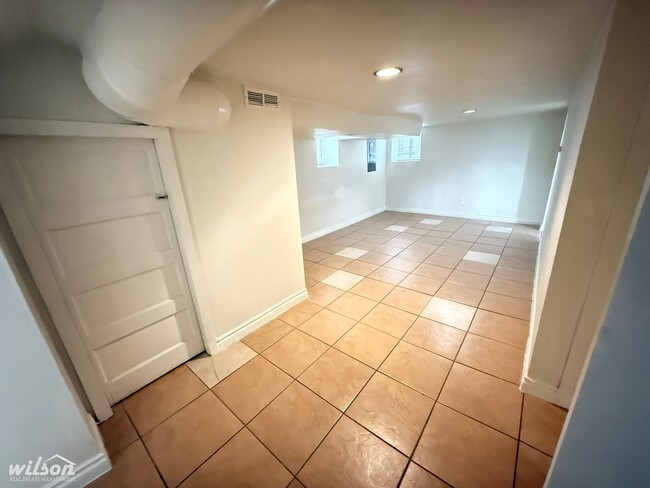 Building Photo - 506 S Naches Ave