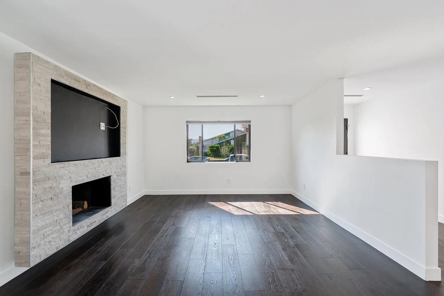 Building Photo - 13940 Bermax Ave