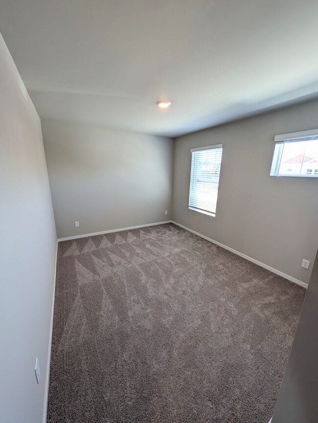 Building Photo - 1320 SW Pendleton Way