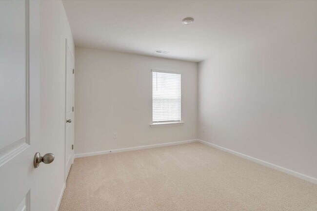 Building Photo - "Spacious 5-Bedroom Haven in Fuquay-Varina!"