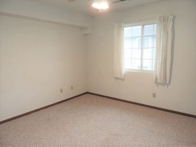 Building Photo - $ 1,095| 2 Bedroom, 1 Bathroom CONDO | PET...