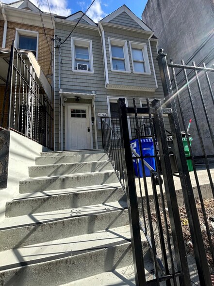 Building Photo - 2194 Bathgate Ave