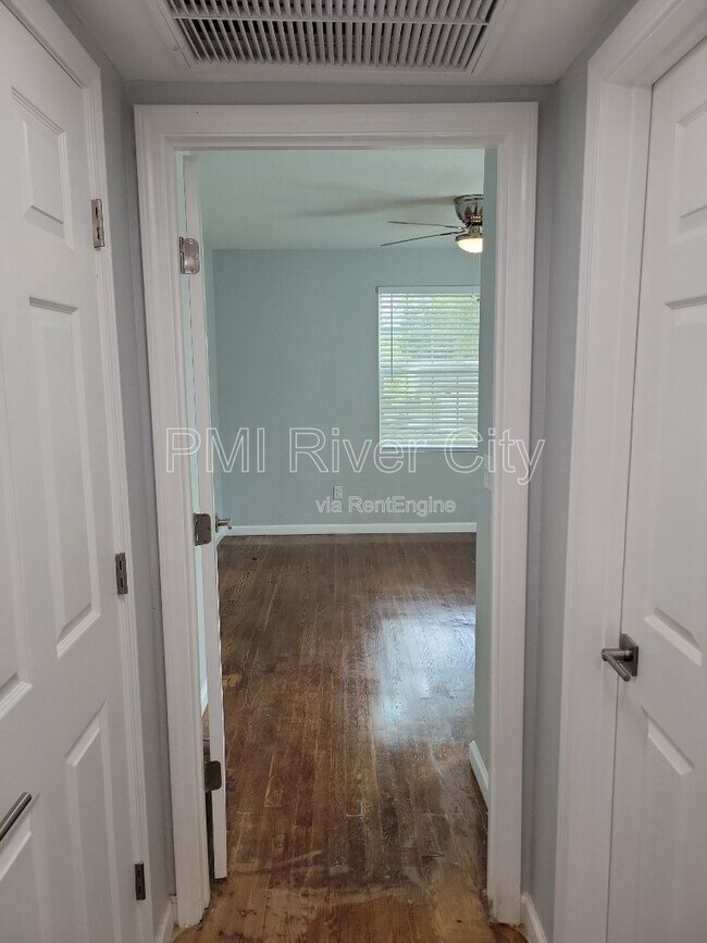 Building Photo - 1356 River Hills Cir E