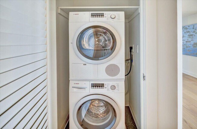 Building Photo - 201 Folsom St