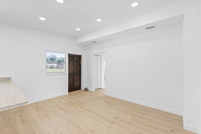 Building Photo - 1412 Crooms Ave