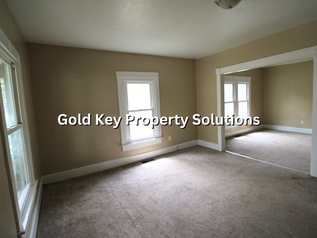 Building Photo - Attractive 2 BR 1 BA House with Central Air and Huge Front Porch (SECTION 8 APPROVED)