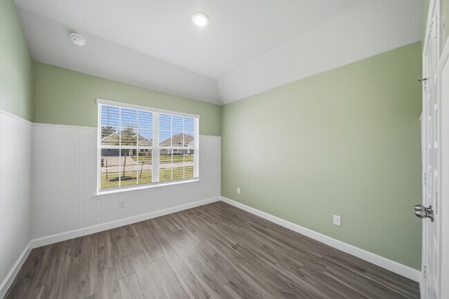 Building Photo - Move-In Special: 1/2 off your second full month of rent! Beautiful, Well-Maintained 3-Bedroom, 2-...