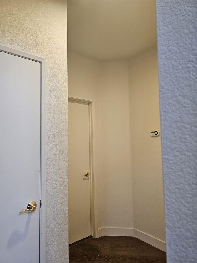 Building Photo - Modern 3BD/3BA Townhouse in Prime Union Ci...