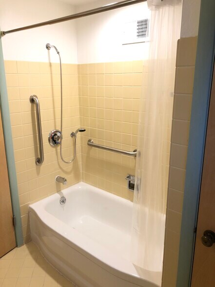 Full bathroom (2nd floor) - 8747 Parkview Ct