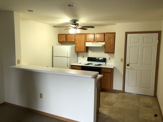 Building Photo - 8935 S Wood Creek Dr