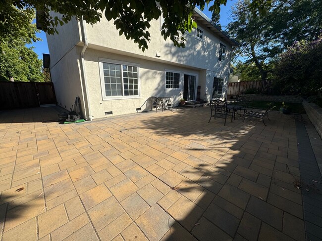 Building Photo - Pleasanton Foothills 5 bed / 3 bath, Singl...