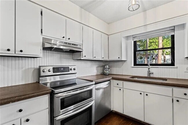 Building Photo - 1028 Riverbend Club Dr SE