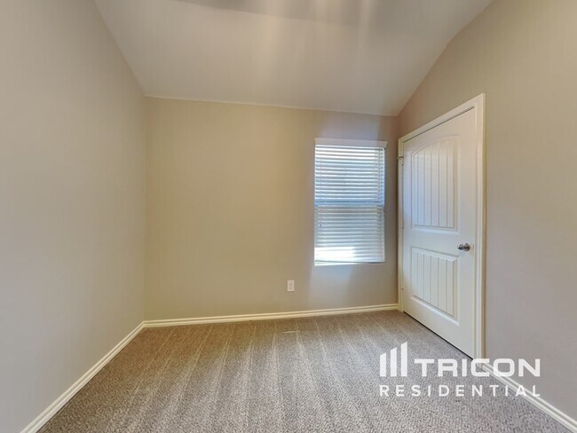 Building Photo - 1252 Edgewater Dr