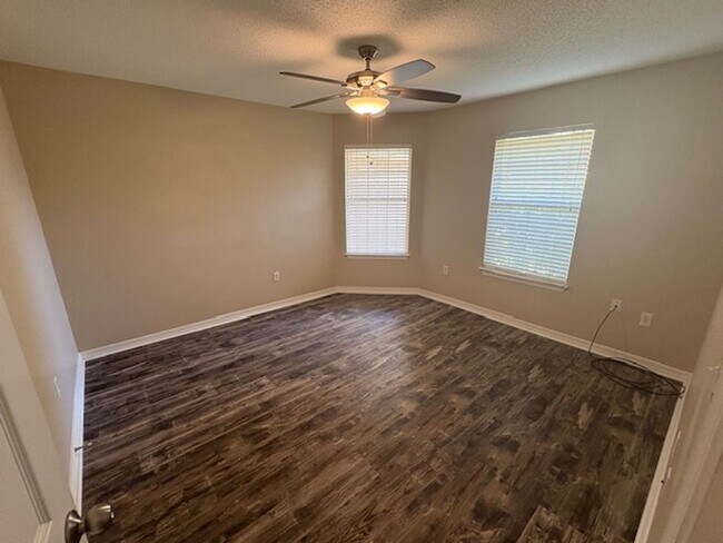 Building Photo - Indian Woods Home with a Cozy Fireplace & Stainless Steel Appliances!
