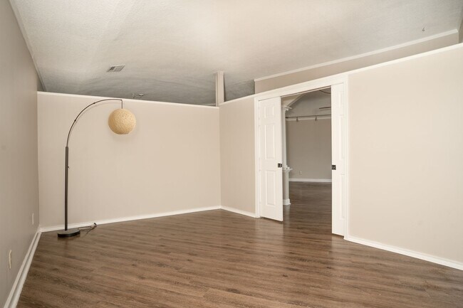 Building Photo - 823 S Water St