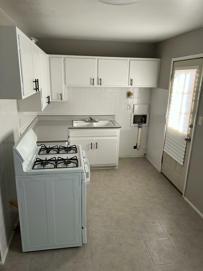 Building Photo - 3818 NE 26th Ave