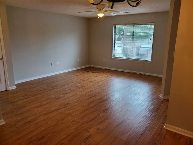 Building Photo - 501 Pinewood Rd