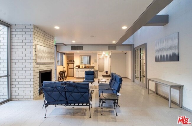 Building Photo - 318 N Maple Dr