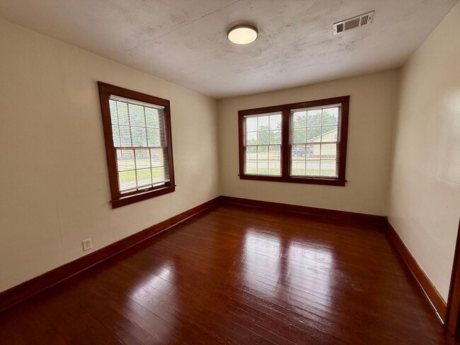Building Photo - Welcome to this Beautiful Home in Downtown Paragould, AR!