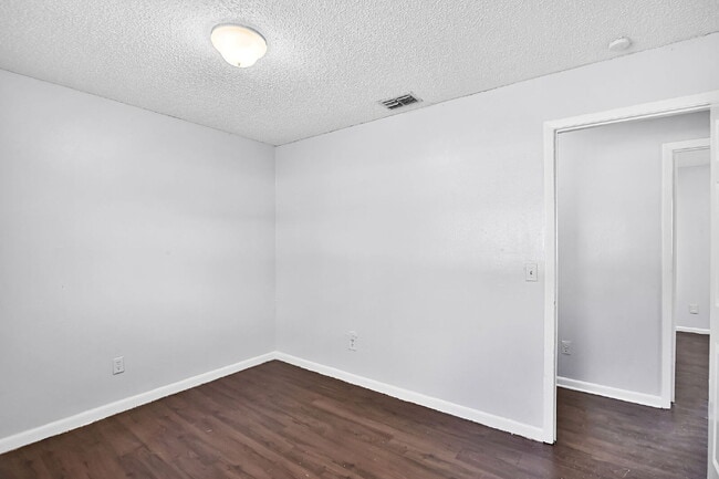 Building Photo - Move-In Ready 3-Bedroom Home with Spacious...