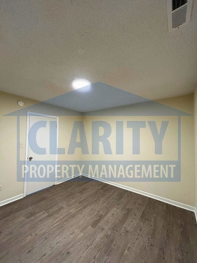 Building Photo - Two bedroom townhome w/ cathedral ceilings!