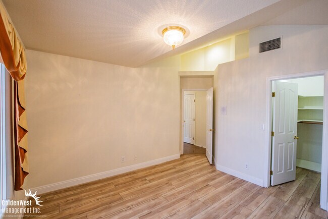 Building Photo - Stunning & Spacious 4Bdm 3.5Ba Home Located in the Heart of Las Vegas.