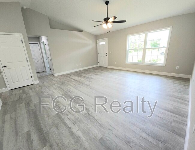 Building Photo - 9412 N Pineview Way