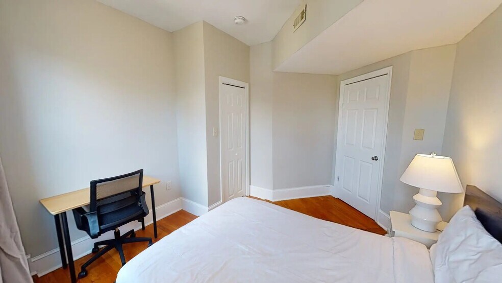 Building Photo - 21 Rossmore St