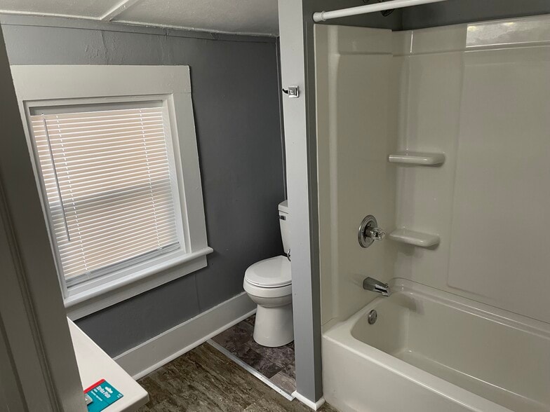 Building Photo - 210 S Woodlawn Ave