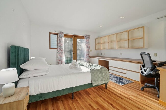 Building Photo - 5408 Sunset Ave