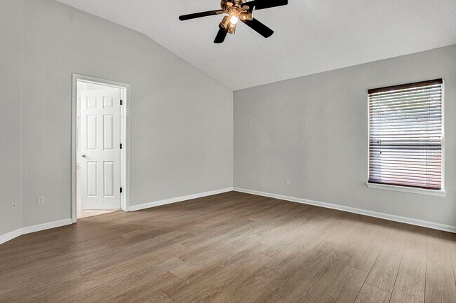 Building Photo - Renovated 5 bedroom/3 bathroom home in Wor...