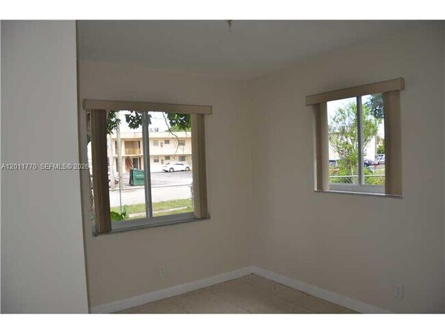 Building Photo - 5720 SW 36th Ct