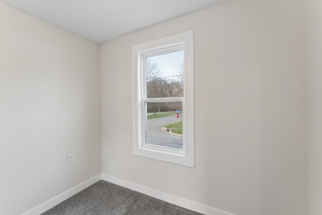 Building Photo - This cozy residence features a bright living space and well-appointed kitchen.  1st month is FREE...