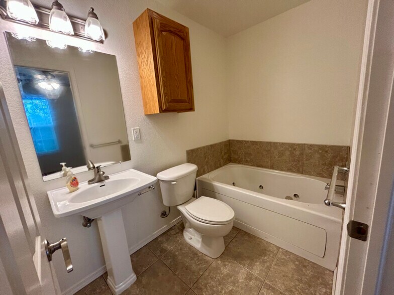 Building Photo - 63020 E 285 Ct