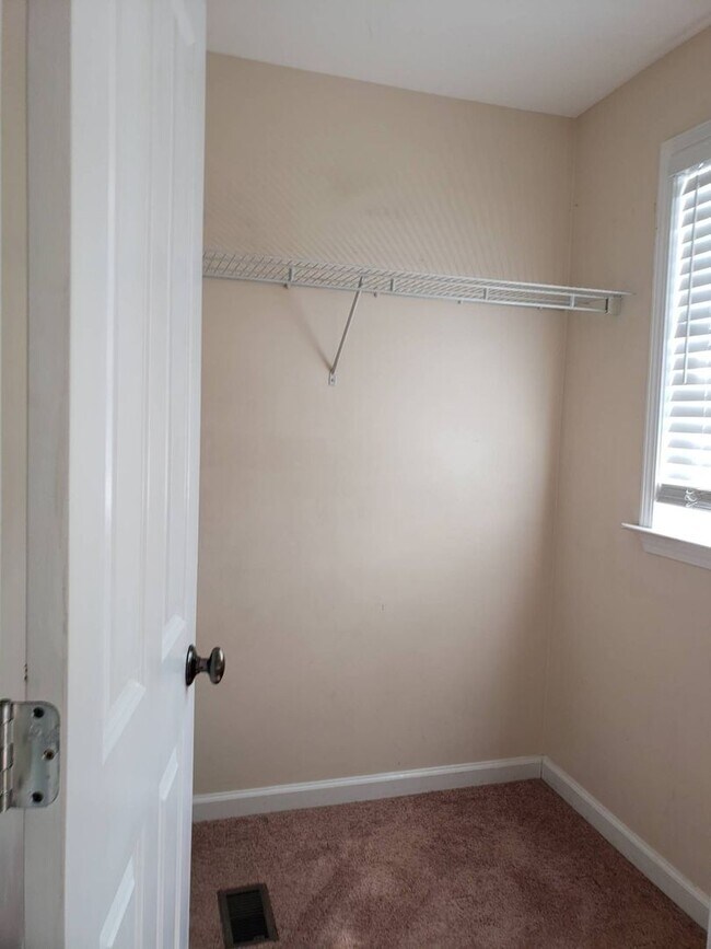 Building Photo - Fabulous Townhome in Gated Community w/Double Ensuites!