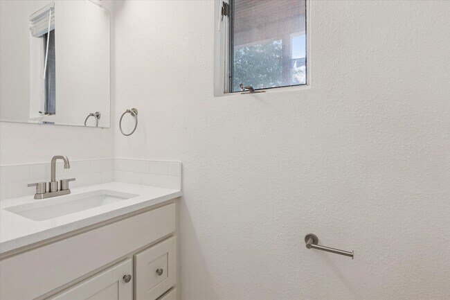 Building Photo - Fall 2026 Pre-Lease RENOVATED STUDIO Apartment | Close to Campus and Pearl St