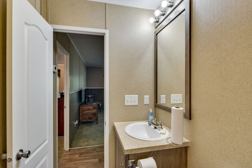 Building Photo - 499 Woods Ln