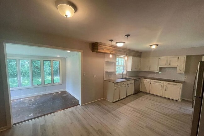 Building Photo - Beautiful 3 bed 2 bath home AVAILABLE NOW!