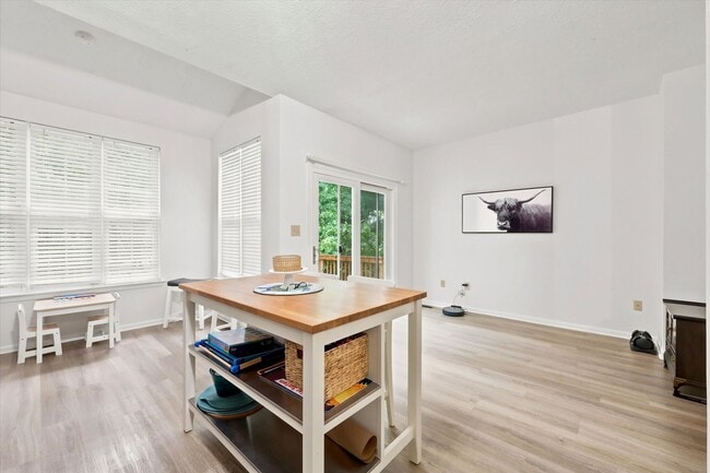 Building Photo - Town Home in Popular North Pointe