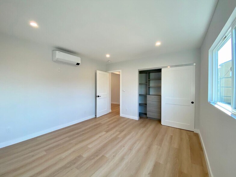 Building Photo - 3207 W 3rd, #1